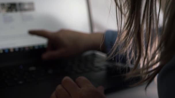 Busy Woman Pointing Laptop Screen Office Shoulder Close Shot — Wideo stockowe