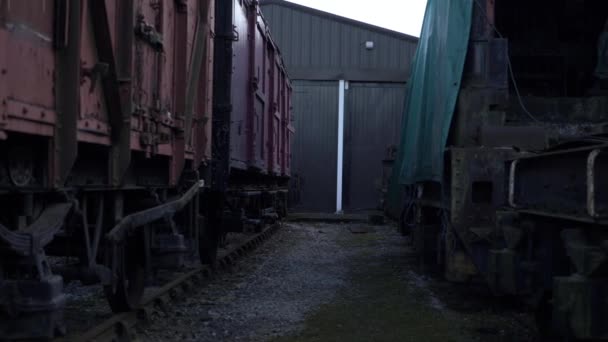 Stationary Wooden Cargo Train Carriages Wide Panning Shot — Wideo stockowe