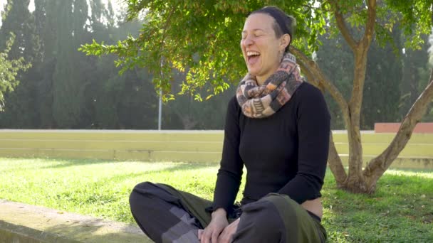 Laughing Yoga Teacher Can Pose — Stock video