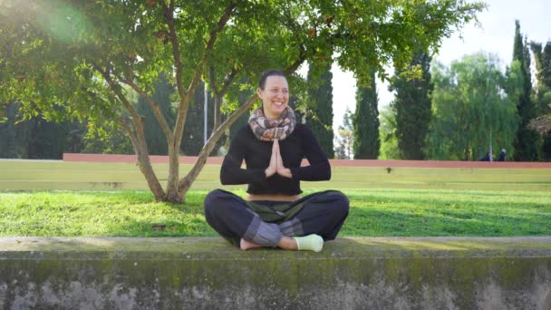 Yoga Teacher Laughing Looking Talking Friendly — Vídeo de stock