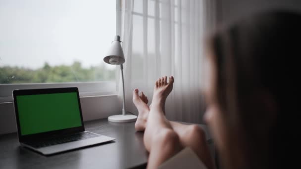 Young Woman Sitting Feet Table Moving Her Toes Writing Note — Wideo stockowe