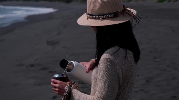 Jonge Vrouw Drinken Mate Het Strand Pichilemu Punta Lobos Chili — Stockvideo