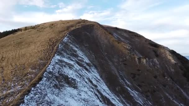 Drones Vista Uma Colina Verde Com Pouco Neve Com Céu — Vídeo de Stock