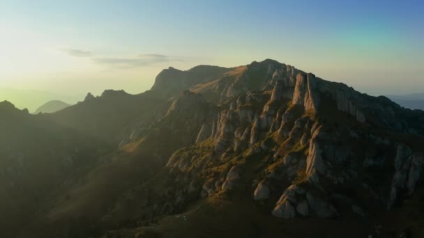 Vista Del Dron Sobre Pico Ciucas Atardecer Hermosos Paisajes Montaña — Vídeos de Stock