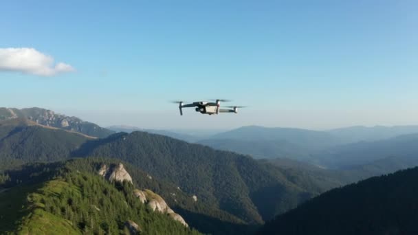 Gros Plan Dans Air Drone Volant Dessus Des Montagnes — Video