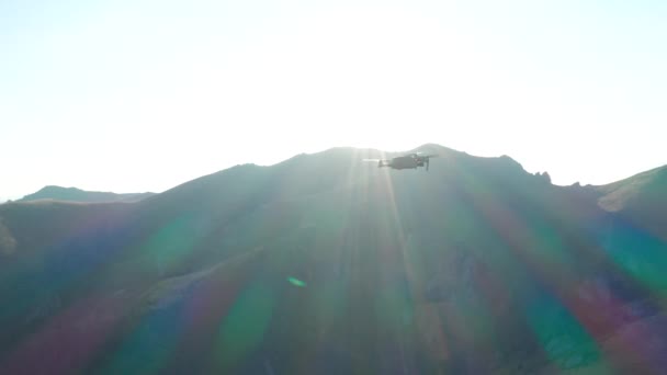 Gros Plan Dans Air Drone Volant Dessus Des Montagnes — Video