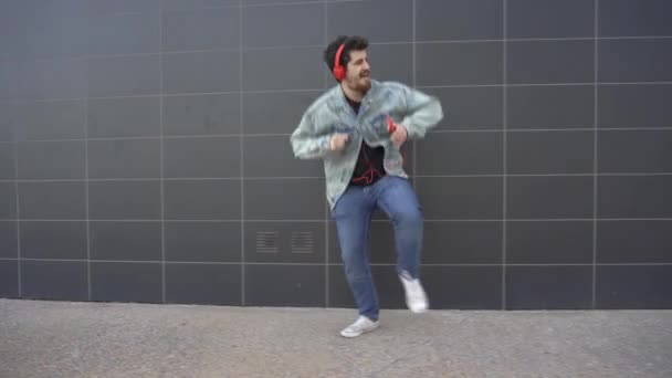 Man Dancing While Walking Street Listening Music Phone Red Headphones — Vídeos de Stock