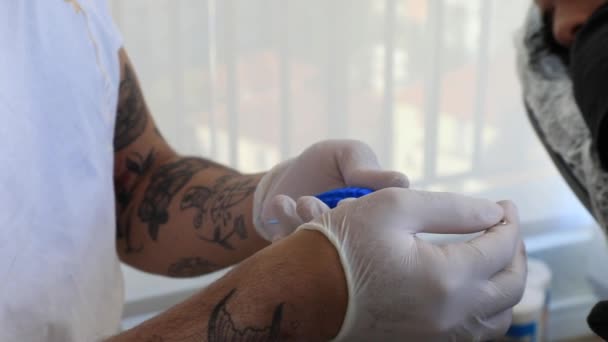 Hands Tattoo Artist Preparing Needle — Vídeos de Stock