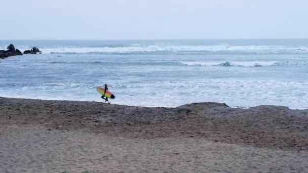 Young Man Drinking Mate While Looking People Beach Pichilemu Punta — ストック動画