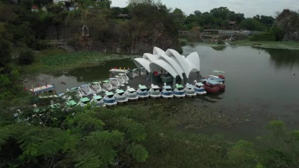 Fly Aerial Shot Vietnamese Water Park Featuring Replica Miniature Sydney — Stockvideo