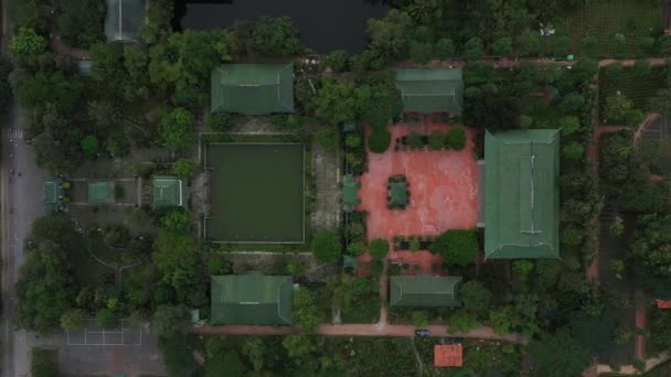 Aerial Top Tracking Shot Ancient Buddhist Temple Gardens Street Traffic — Stock videók