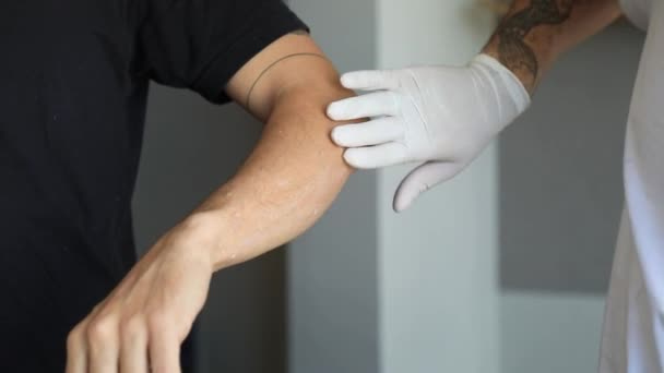 Artist Cleaning Skin Spot Making Tattoo — Stock video