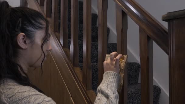 階段のスピンドルに金の葉のデザインでダブルクリスマスの弓を固執十代の女性 ロックオフ — ストック動画