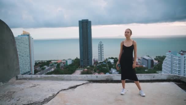 Tiro Jovem Mulher Vestido Preto Telhado Com Vista Para Mar — Vídeo de Stock