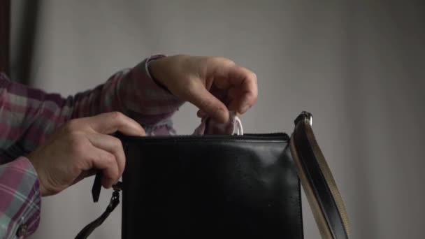 Frau Holt Gesichtsmaske Aus Handtasche — Stockvideo