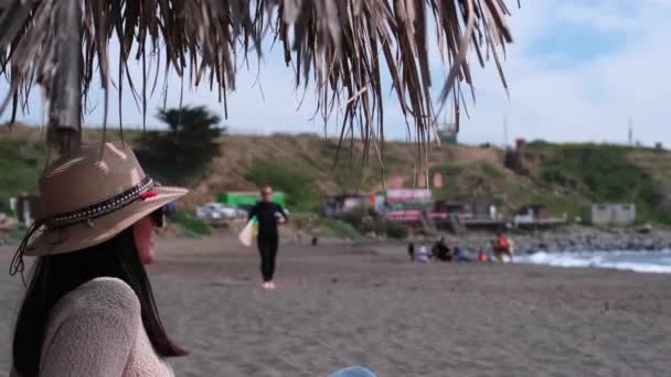 Joven Mujer Mirando Mar Compañero Surfista Caminando Con Tabla Surf — Vídeos de Stock