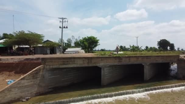 Dron Flying Away Bridge Irrigation Canal Countryside Battambang Cambodia Aerial — Stockvideo