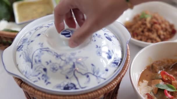 Close Footage Roasted Chicken Curry Seasonned Black Peper Garlic — Αρχείο Βίντεο