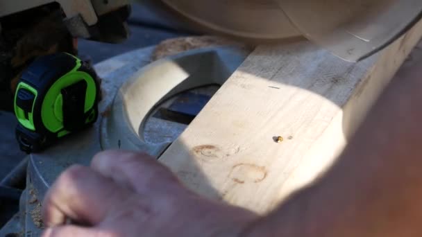 Male Carpenter Using Sharp Circular Saw Cut Piece Wood Close — Vídeo de stock