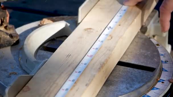 Close Carpenters Hand Pencilling Marking Circular Metal Measuring Board — Vídeo de Stock