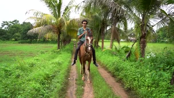 Jonge Knappe Man Met Bruin Paard Man Paardrijden — Stockvideo