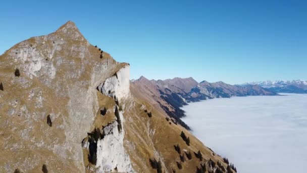 Impressive Drone Flight Called Suggiture Peak Sea Mist Lake Brienz — Stockvideo