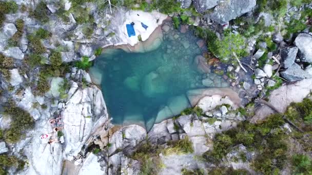 Pequena Lagoa Azul Criada Partir Cachoeira Parque Nacional Peneda Geres — Vídeo de Stock