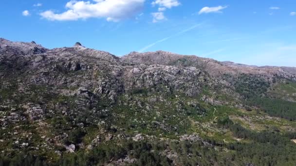 Αεροφωτογραφία Των Βραχωδών Βουνών Στην Ευρώπη Πορτογαλία Εθνικό Πάρκο Peneda — Αρχείο Βίντεο