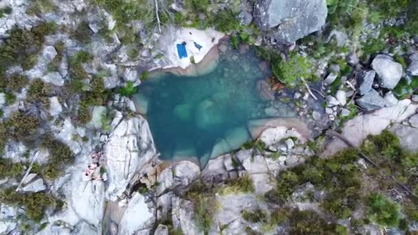 Pequeña Laguna Azul Creada Partir Una Cascada Parque Nacional Peneda — Vídeo de stock