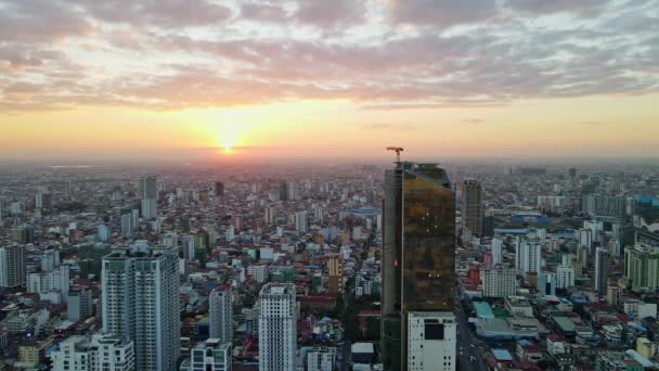 Brilliant Sunset Phnom Penh Skyline View Golden Tower Aerial — 비디오