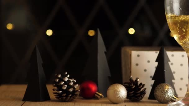 Decoraciones Navidad Con Copa Vino Burbujeante Slider Panorámica Tiro — Vídeo de stock