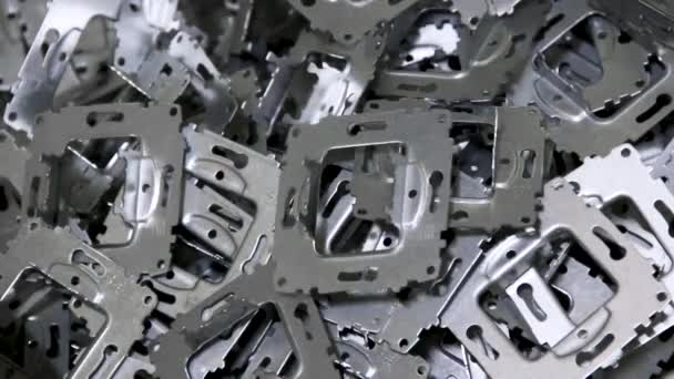 Metal Brackets Diproduksi Dalam Tumpukan Extreme Close — Stok Video