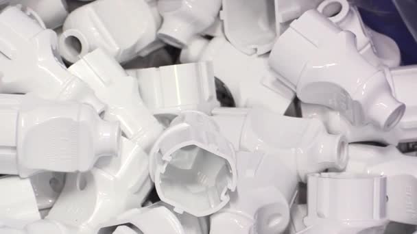 Nieuw Vervaardigde Plastic Stukken Stapel Uitzoomen — Stockvideo