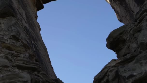 Castle Ruins Blue Sky Tilting Shot — Vídeos de Stock