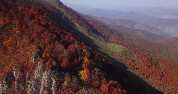 Mountain Rock Και Sunset Shadow Στο Highland Green Field — Αρχείο Βίντεο