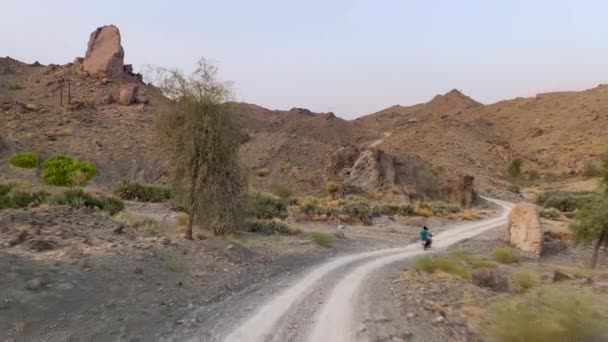 Driving Rural Road Motorbike Bike Rider Desert Area Road Wild — Stockvideo
