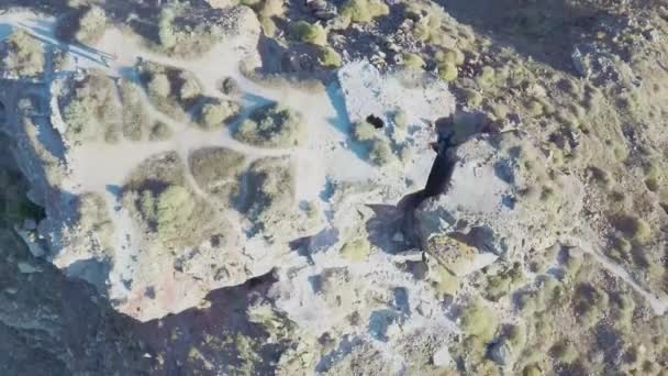 Aerial Drone Footage Flying Skaros Rock Santorini Greece Caldera Background — Αρχείο Βίντεο