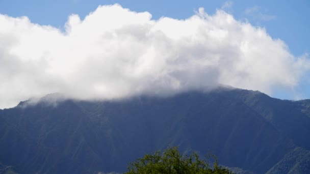 Gaiant Cloud Goes Trough Mountain Time Lapse Hawaii — Stockvideo