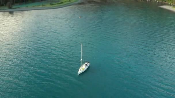 White Sailboat Floating Calm Lake Forest Mountain Alaska Aerial — Stok video