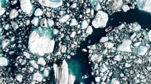 Boat Middle Melting Iceberg Alaska Usa Aerial Descending Shot — 图库视频影像