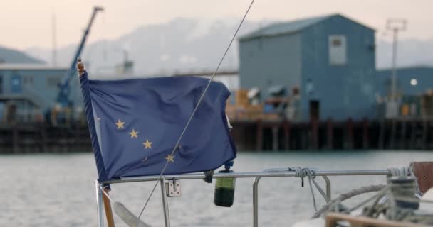 Flag Alaska Alaska Flag Railing Boat Waving Wind Static Shot — Stock Video