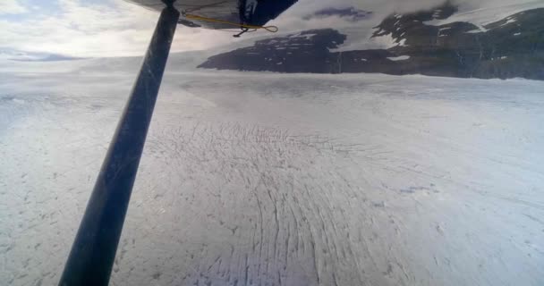 Flying Ice Wilderness Alaska Airplane Window View Massive Glacier Snow — Stok video