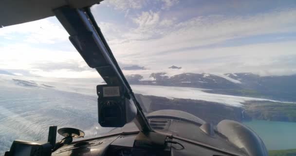 Airplane Cockpit Pov Glaciers Mountains Alaska Sunny Day Majestic Landscape — Vídeos de Stock