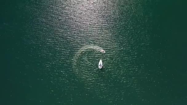 Speedboat Moving Circular Motion Stranded Tour Boat Middle Turquoise Ocean — Αρχείο Βίντεο