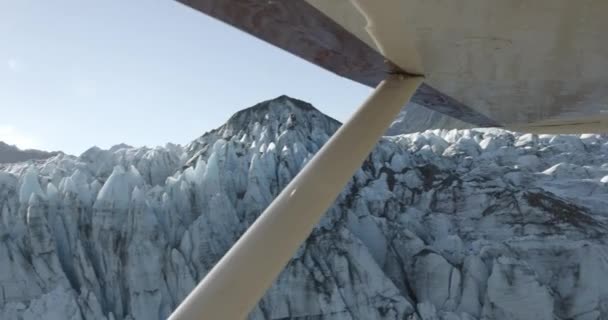 View Flying Stunning Snowy Fractal Mountain Alaska Usa Aerial Panning — 비디오