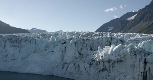 Helicopter Aerial View Massive Glacier Alaskan Coast Sunny Day Global — Vídeo de Stock