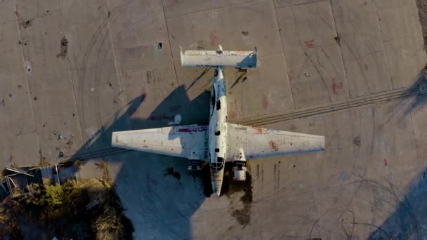 Wrecked Propellor Plane Decays Aircraft Boneyard Cinematic Aerial — Stok video