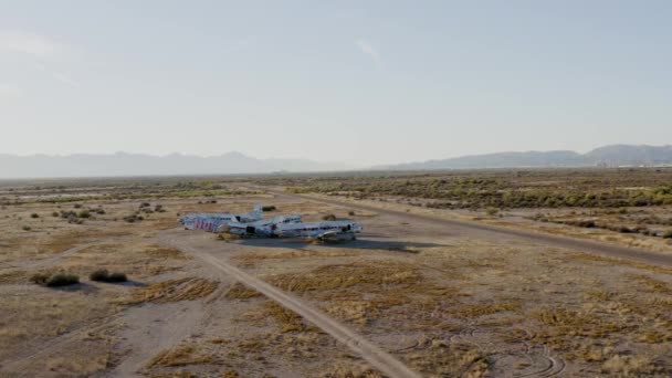 Abandoned Aircraft Decay Desert Cinematic Aerial — Vídeo de Stock