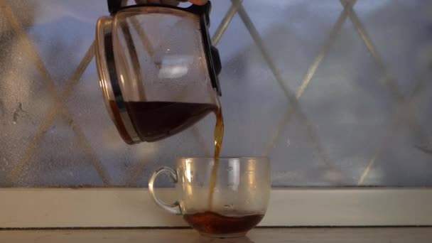 Ρίχνει Πρόσφατα Ζυθοποιηθεί Ζεστό Καφέ Στο Παράθυρο Του Χειμώνα Μέσο — Αρχείο Βίντεο