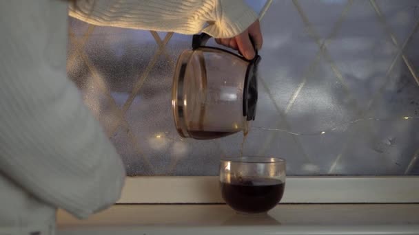 Nalití Čerstvě Uvařené Horké Kávy Zimním Okně Široký Záběr — Stock video
